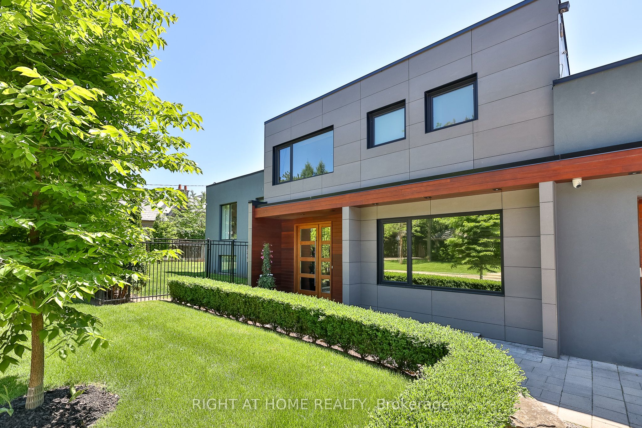 179 Old Yonge Street Property Photo 2