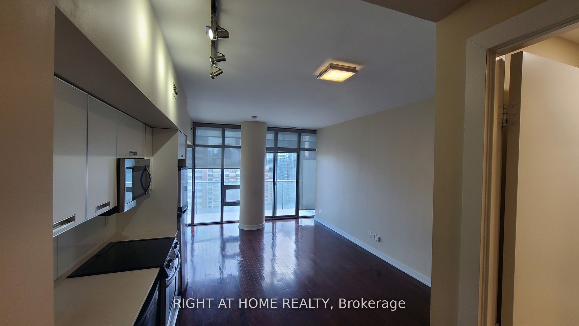#2004 - 33 Charles Street Property Photo 6