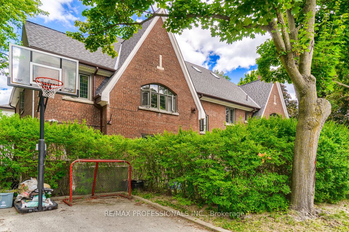 #1 - 323 Walmer Road Property Photo 4