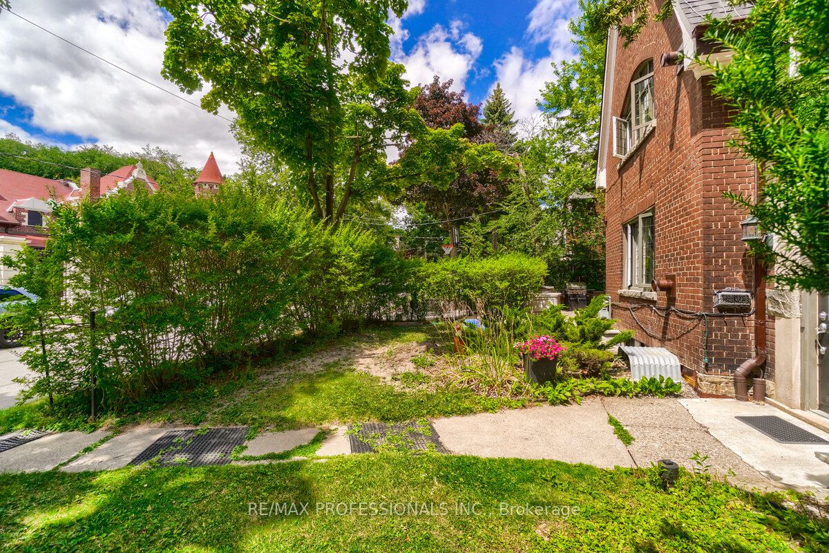 #1 - 323 Walmer Road Property Photo 7