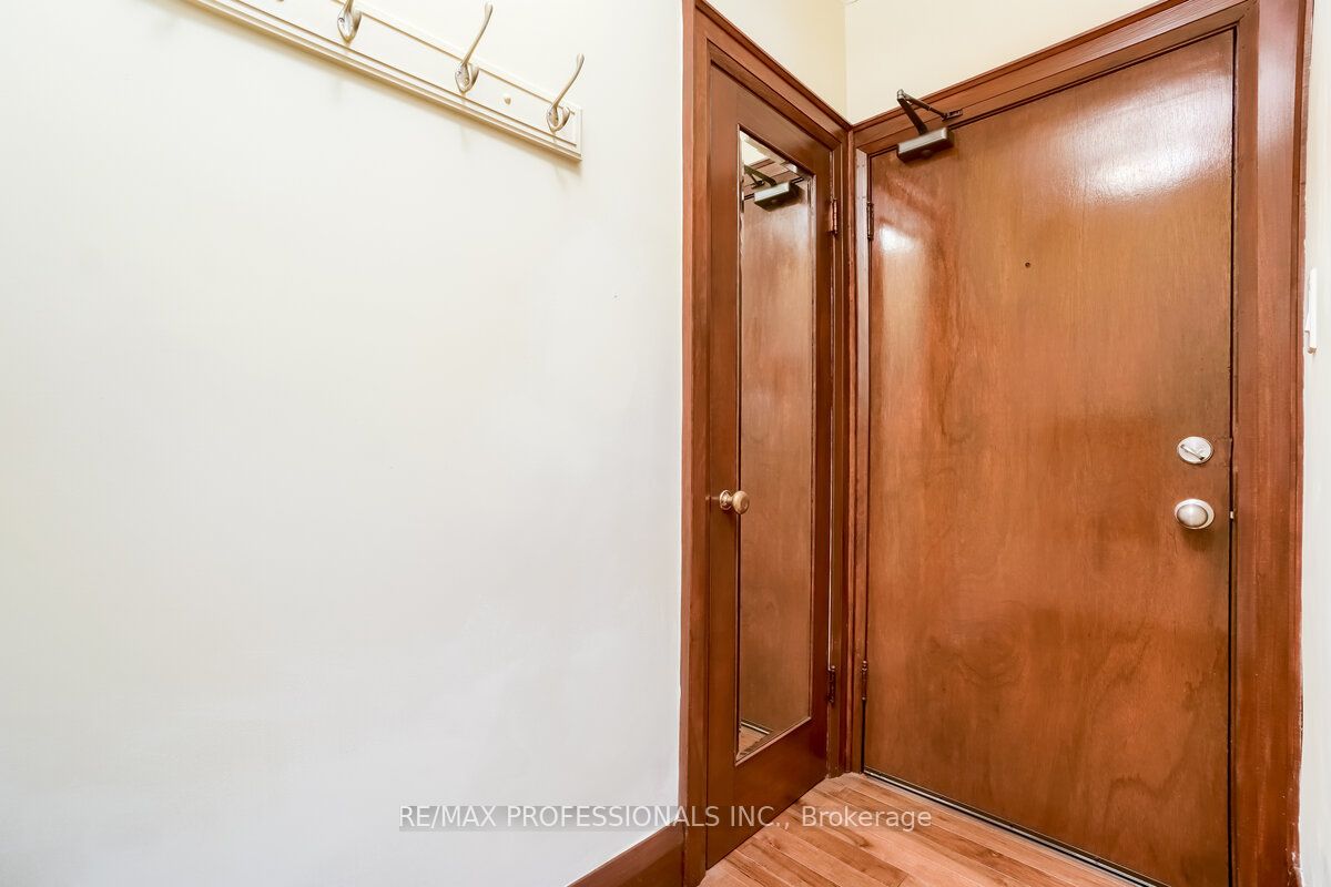 #1 - 323 Walmer Road Property Photo 10