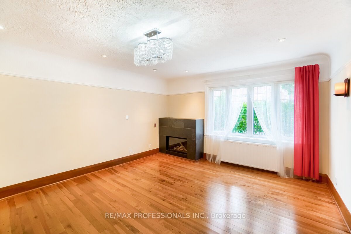 #1 - 323 Walmer Road Property Photo 12