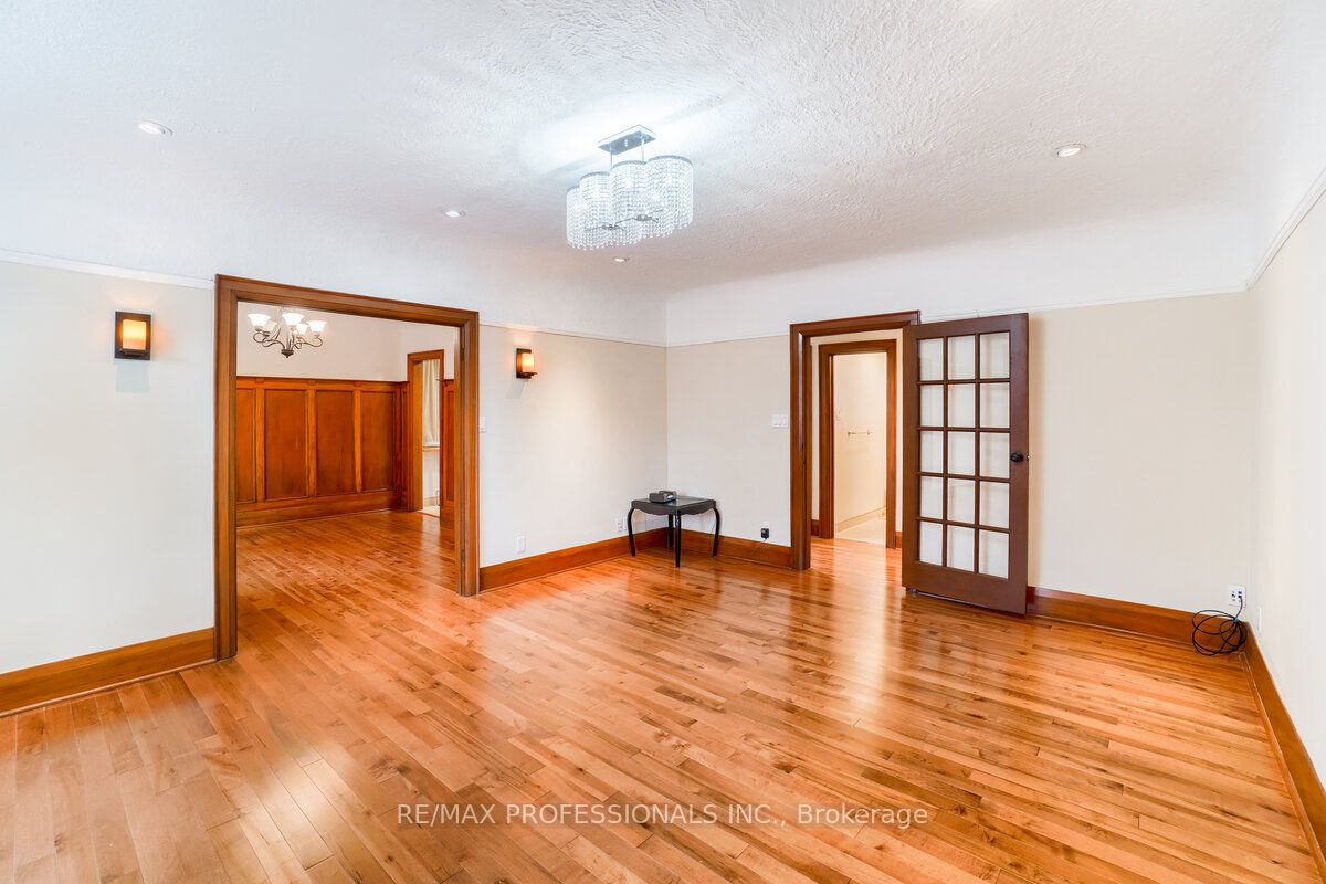 #1 - 323 Walmer Road Property Photo 13