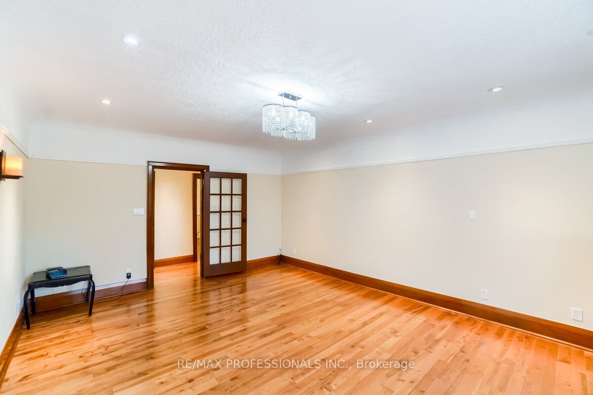 #1 - 323 Walmer Road Property Photo 14