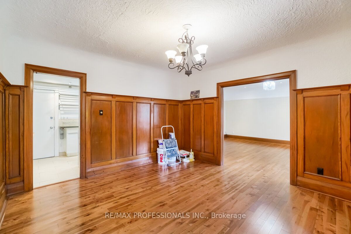 #1 - 323 Walmer Road Property Photo 18