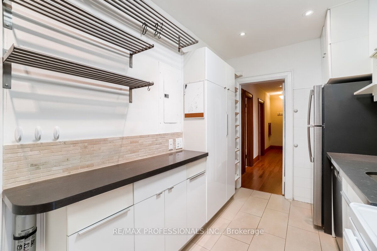 #1 - 323 Walmer Road Property Photo 21