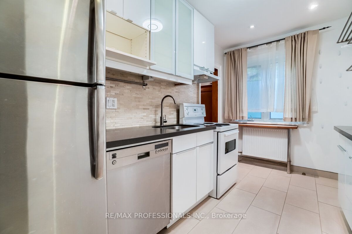 #1 - 323 Walmer Road Property Photo 23