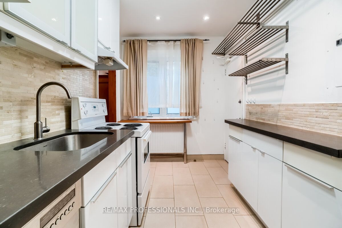 #1 - 323 Walmer Road Property Photo 24