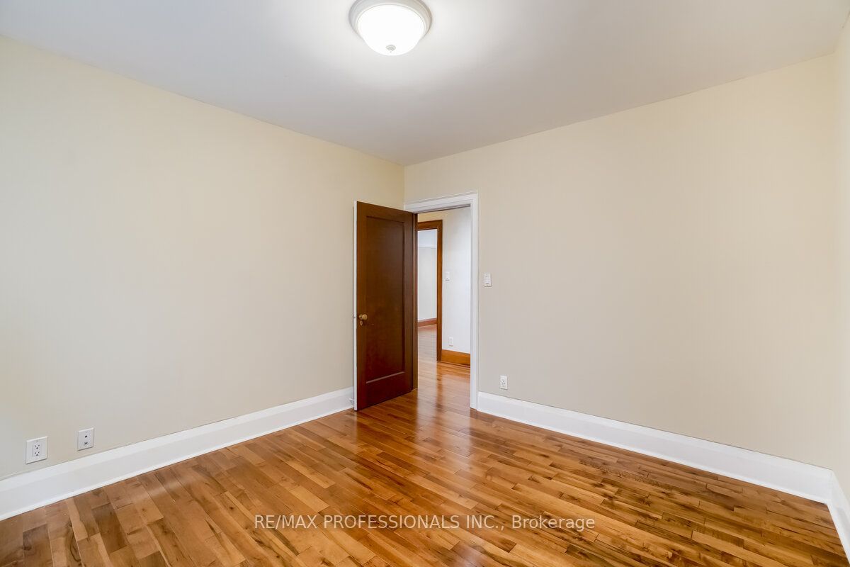 #1 - 323 Walmer Road Property Photo 26