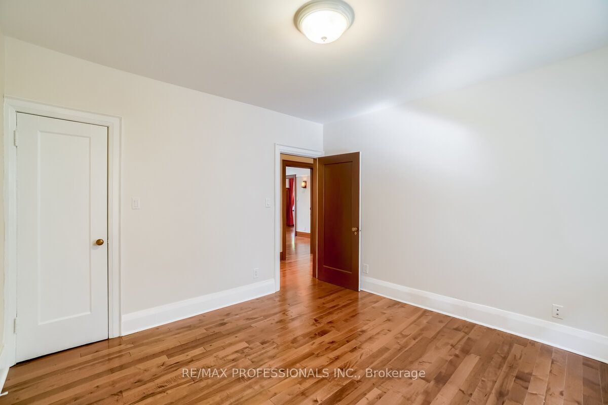 #1 - 323 Walmer Road Property Photo 29