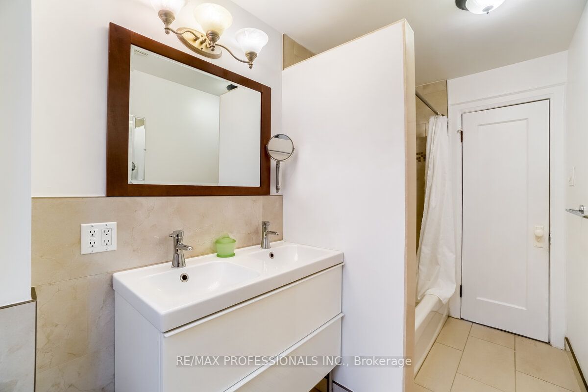 #1 - 323 Walmer Road Property Photo 32