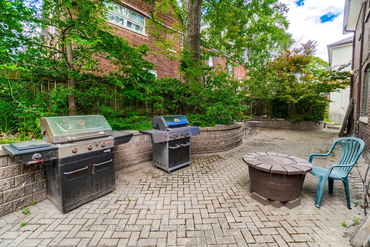 #1 - 323 Walmer Road Property Photo 33