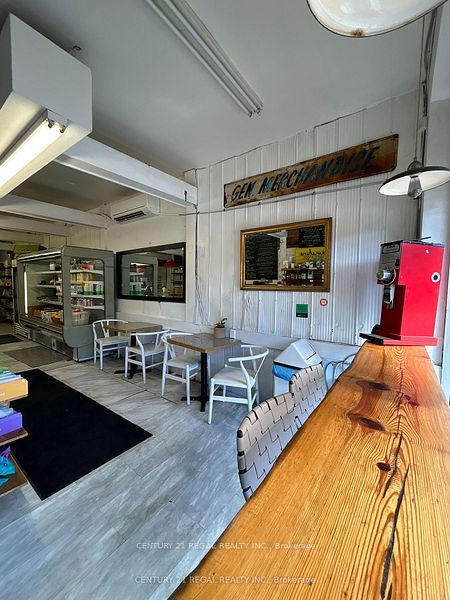 942 College Street Property Photo 4