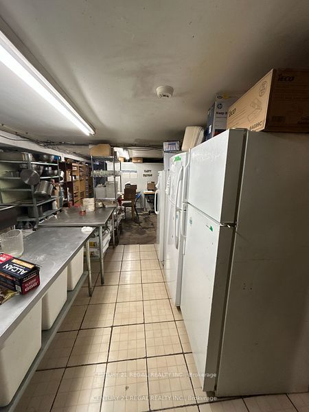 942 College Street Property Photo 13