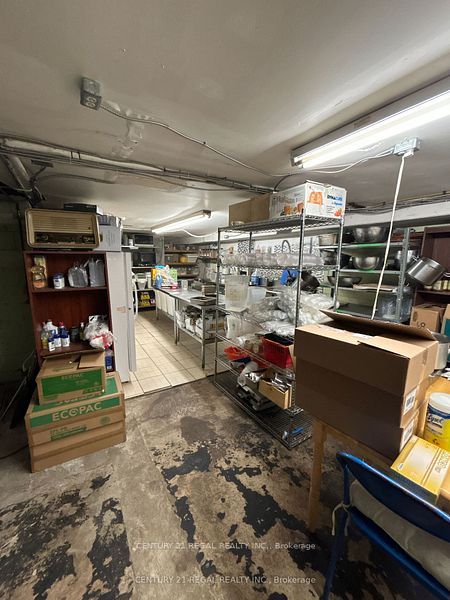 942 College Street Property Photo 14