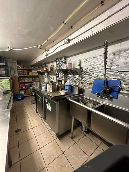 942 College Street Property Photo 15