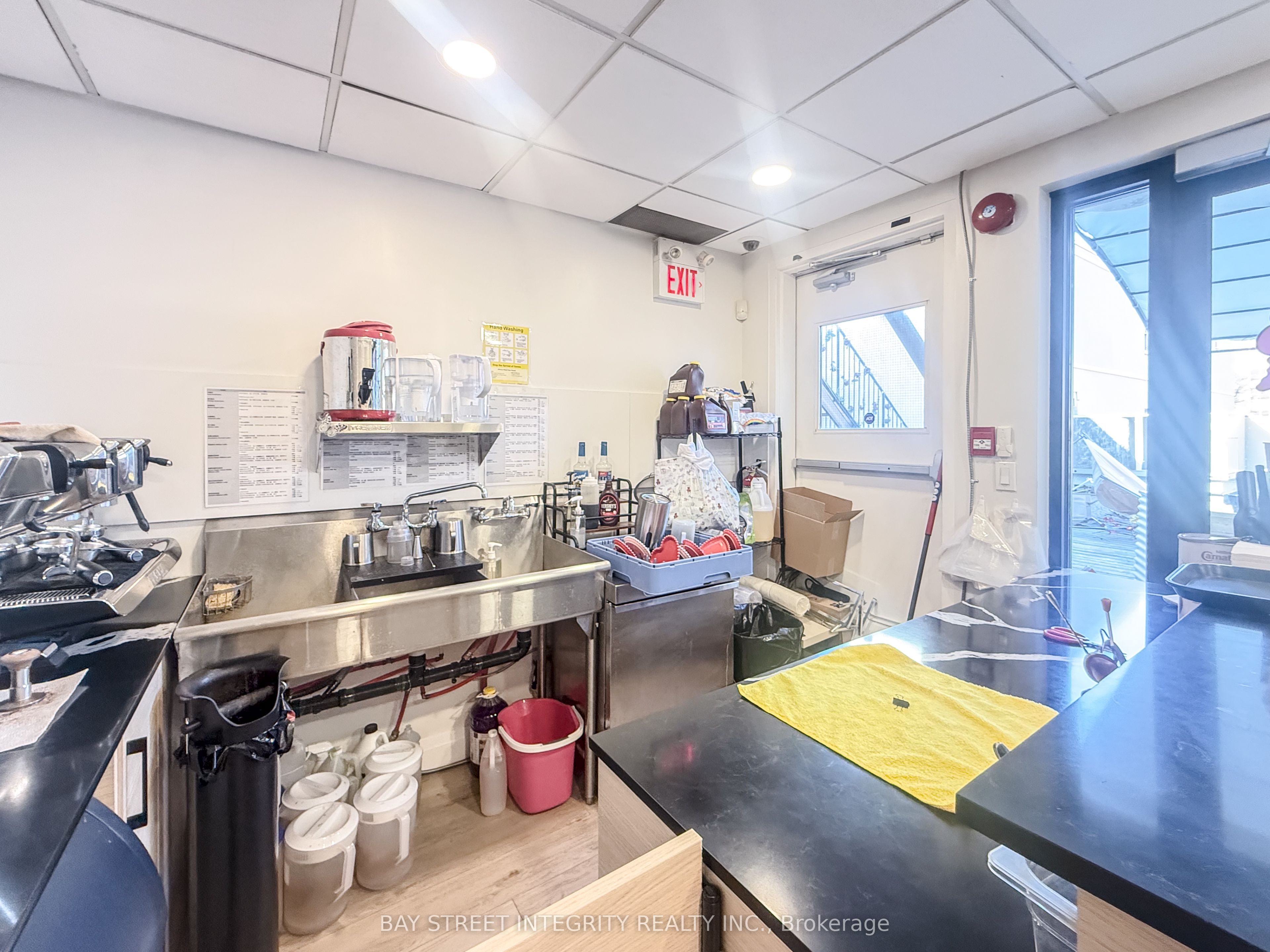 #upper - 360 Queen Street Property Photo 7