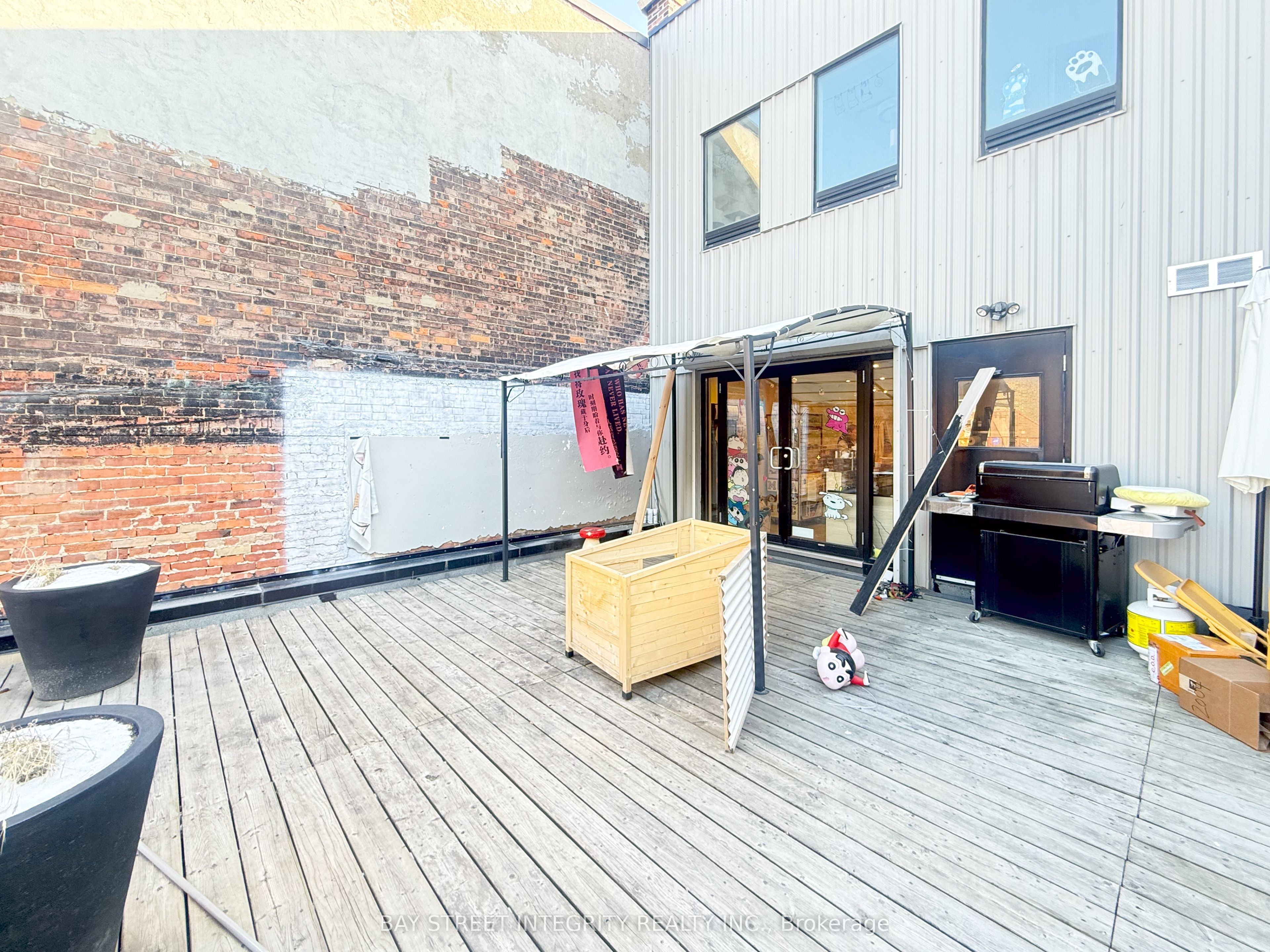 #upper - 360 Queen Street Property Photo 8