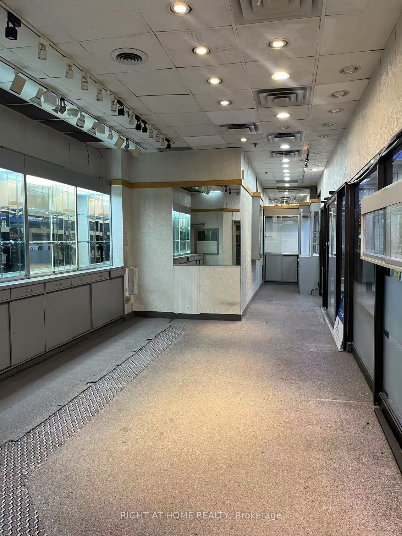 #2&4 - 301 Spadina Avenue Property Photo 6