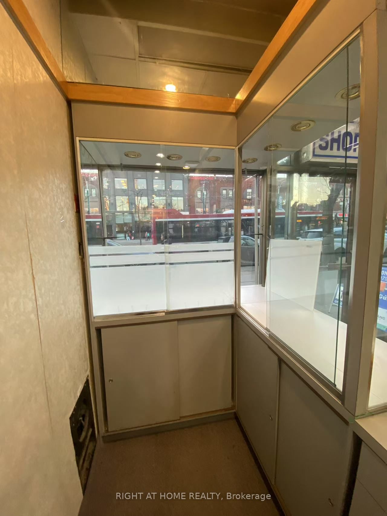 #2&4 - 301 Spadina Avenue Property Photo 8