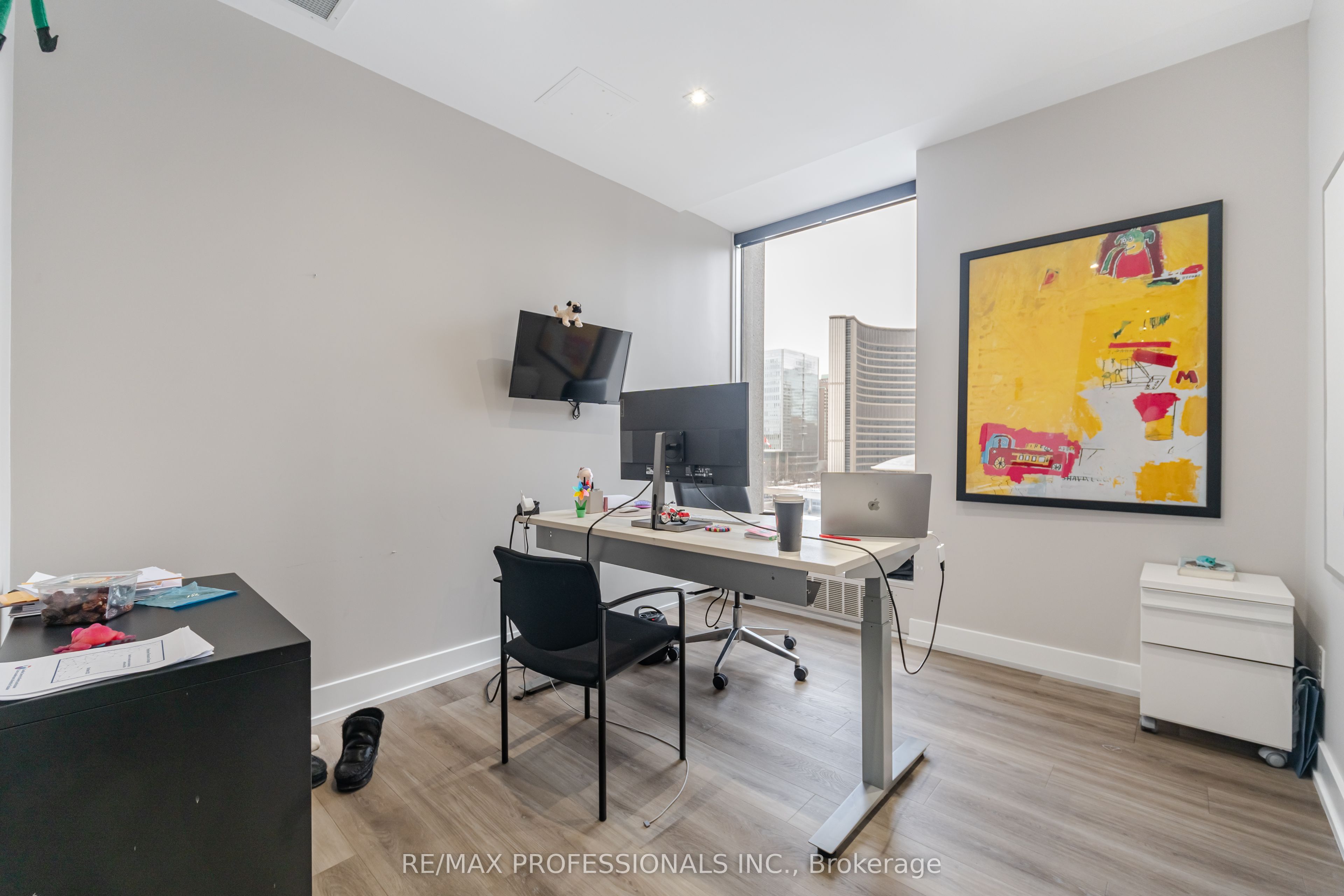 #800 - 65 Queen Street Property Photo 7