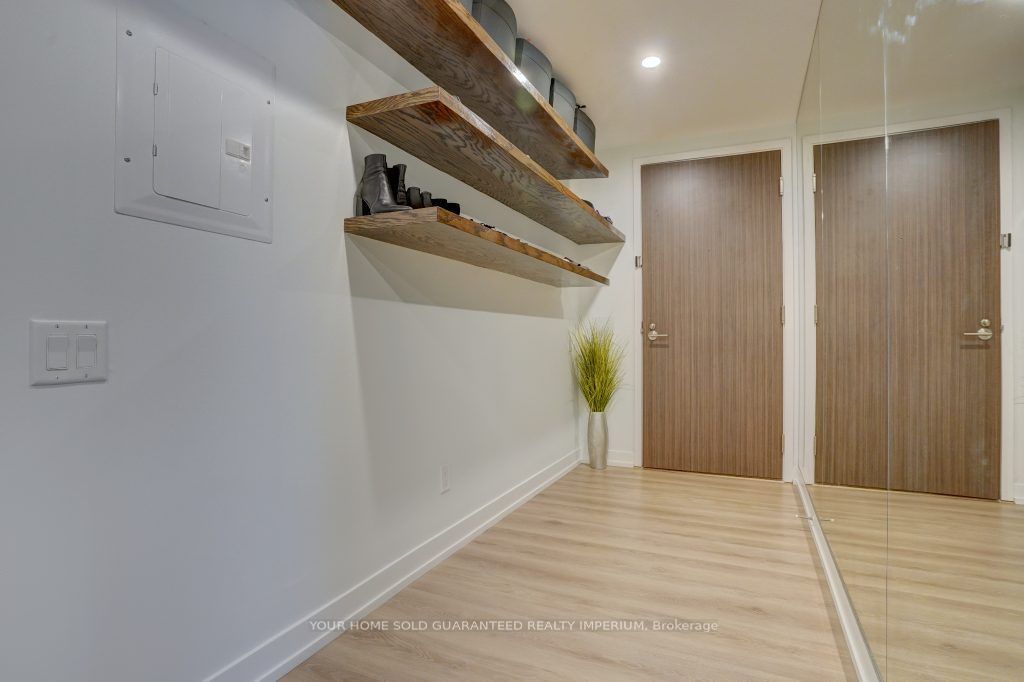 560 King Street 823 Property Photo 2