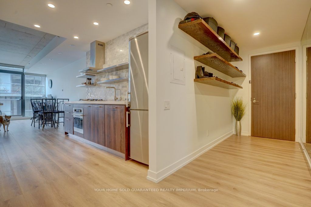 560 King Street 823 Property Photo 4