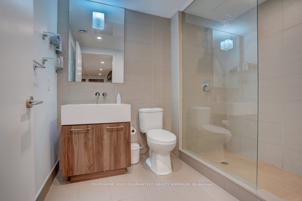 560 King Street 823 Property Photo 5