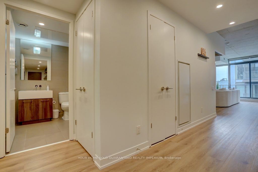 560 King Street 823 Property Photo 6