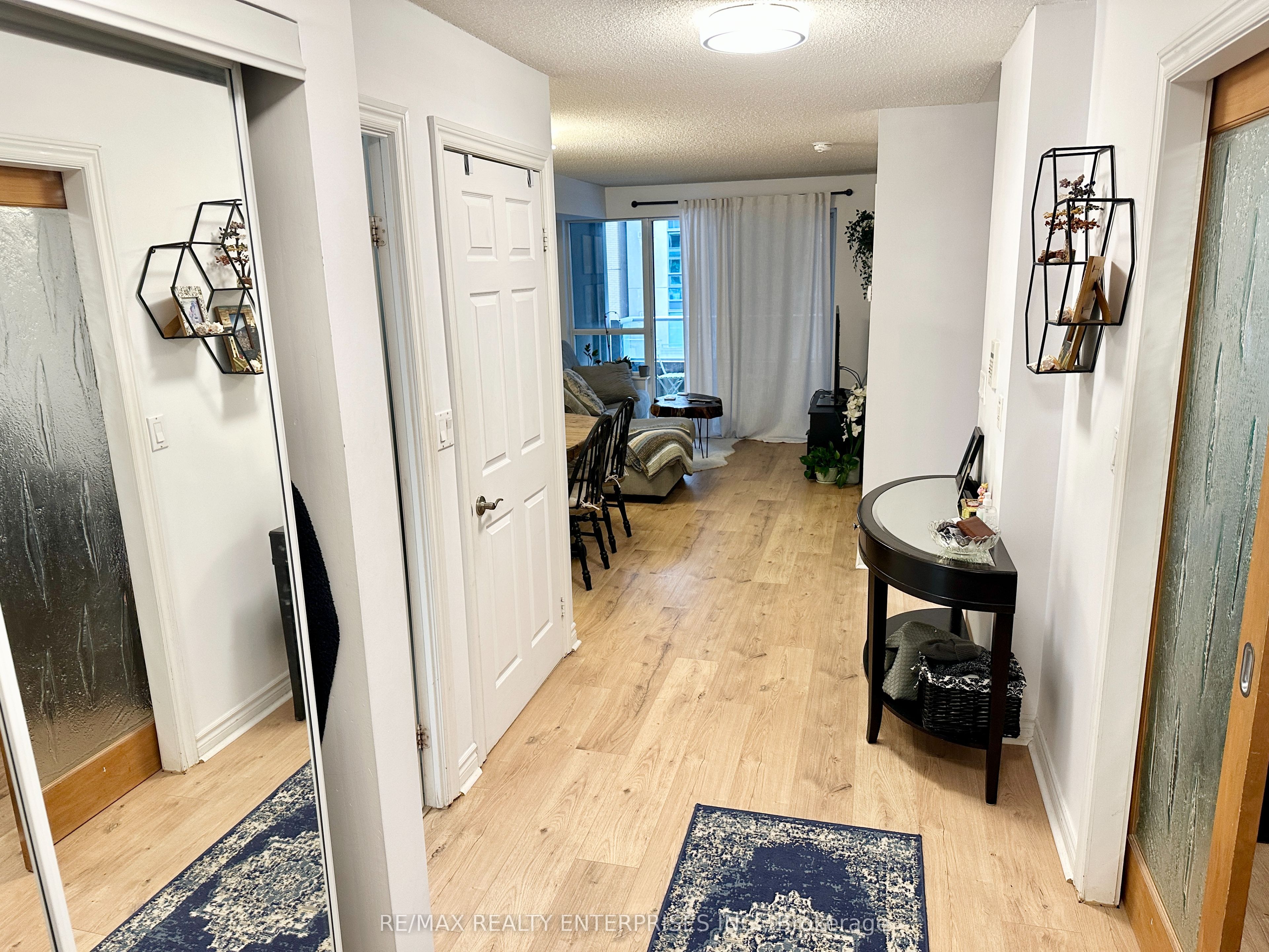 270 Wellington Street W 409 Property Photo 4