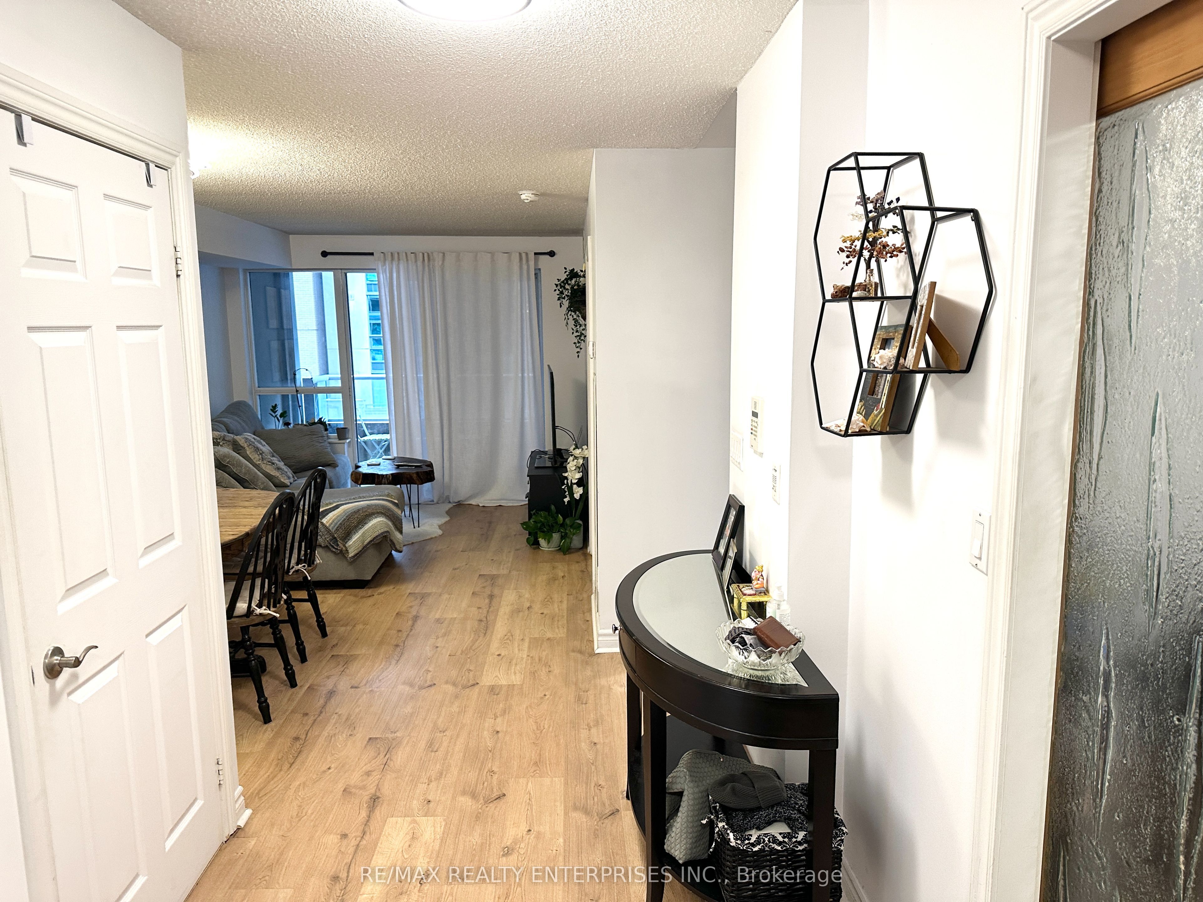 270 Wellington Street W 409 Property Photo 8