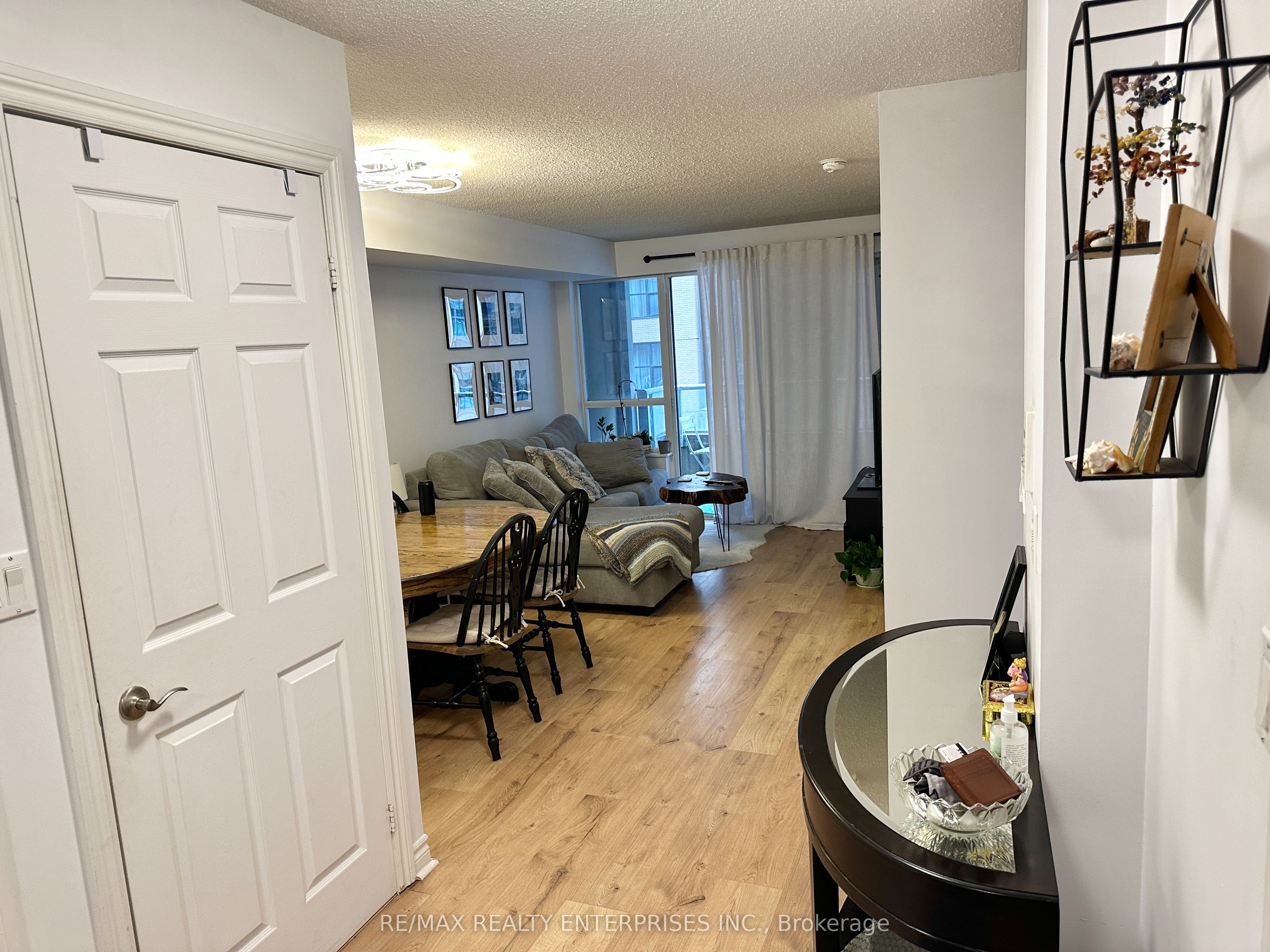 270 Wellington Street W 409 Property Photo 10