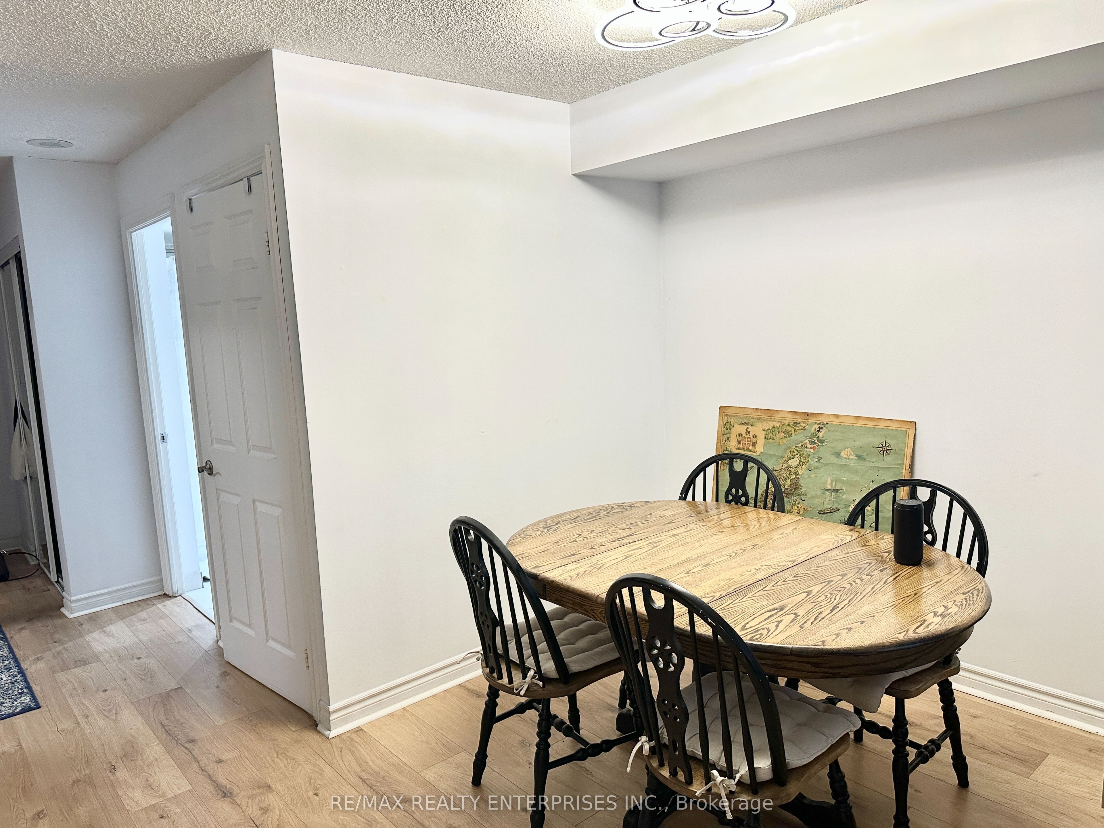 270 Wellington Street W 409 Property Photo 14