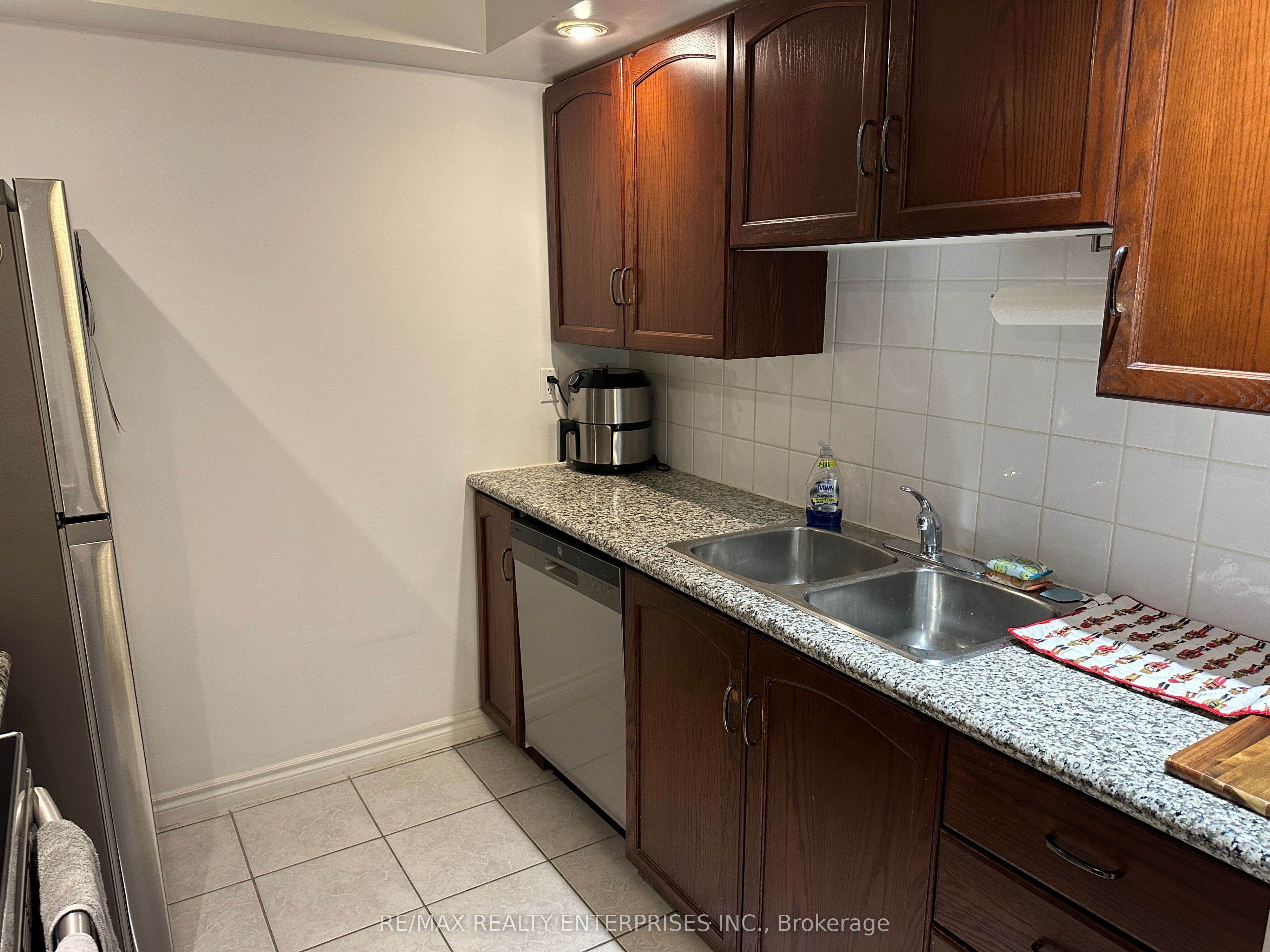 270 Wellington Street W 409 Property Photo 16
