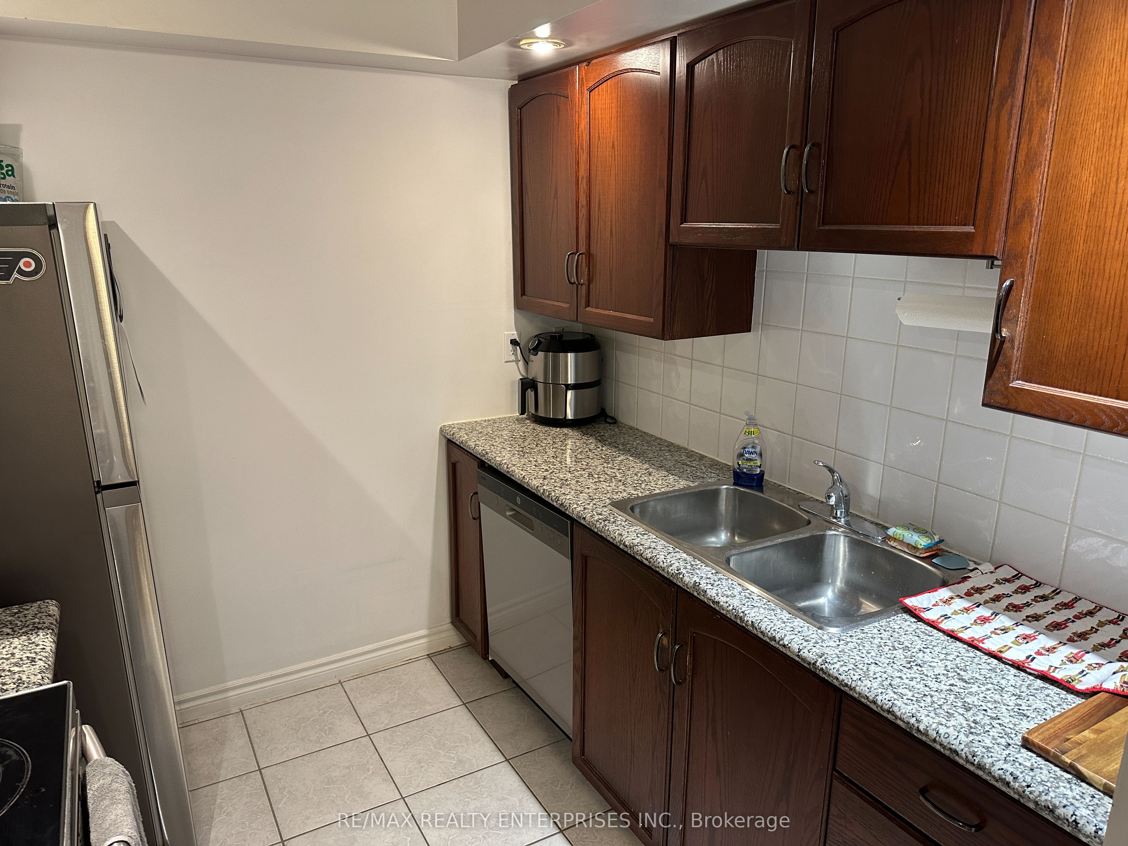 270 Wellington Street W 409 Property Photo 17