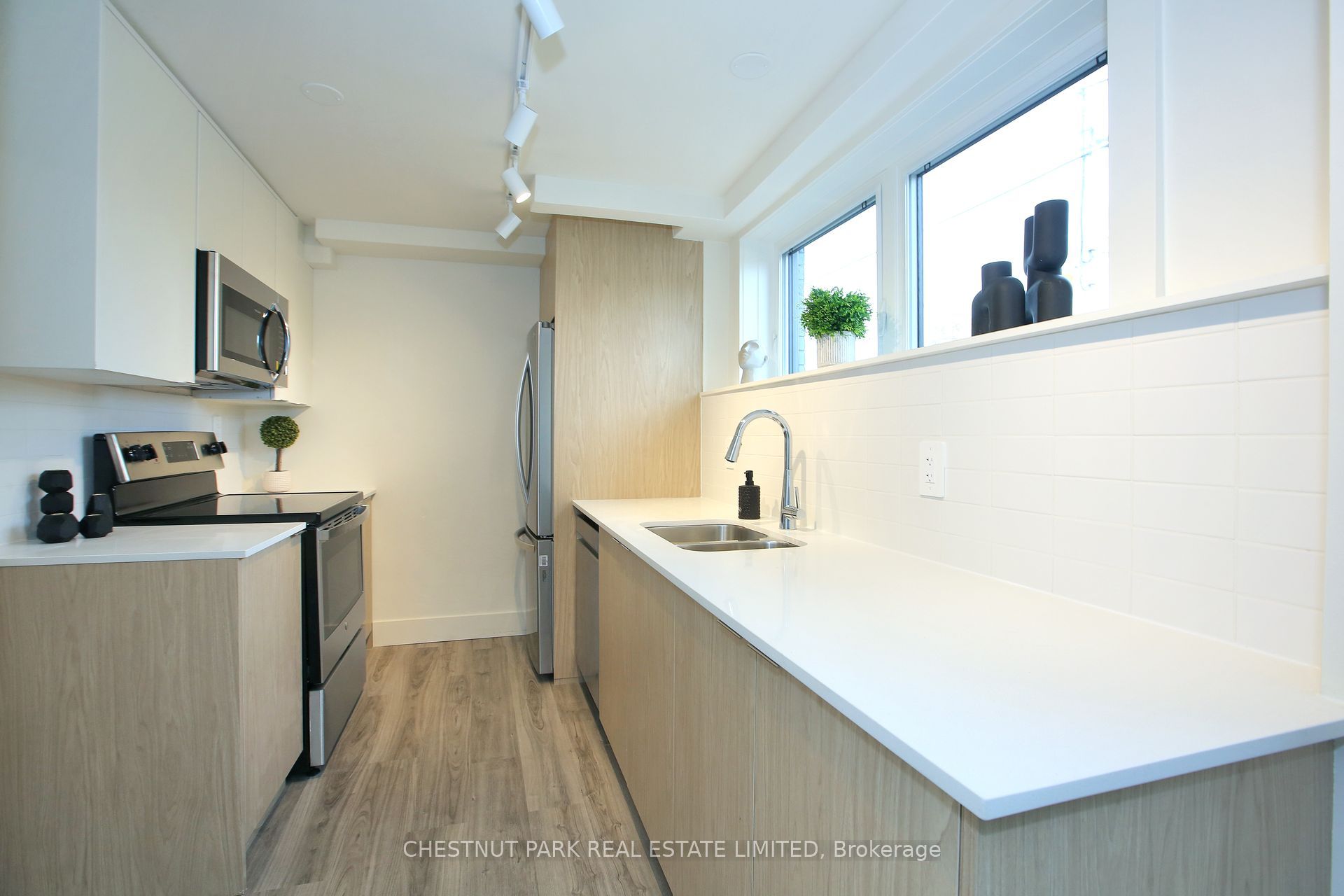 #1 - 1472 Avenue Road Property Photo 4