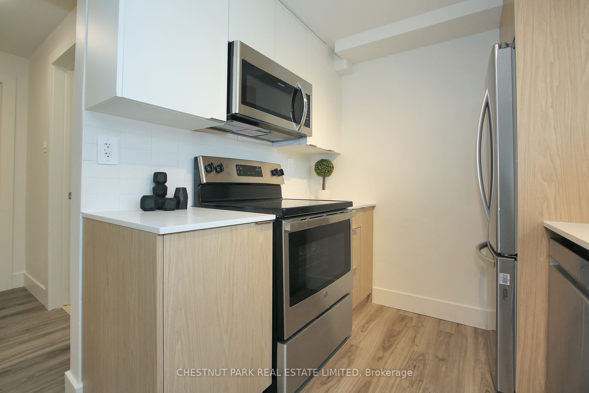 #1 - 1472 Avenue Road Property Photo 11