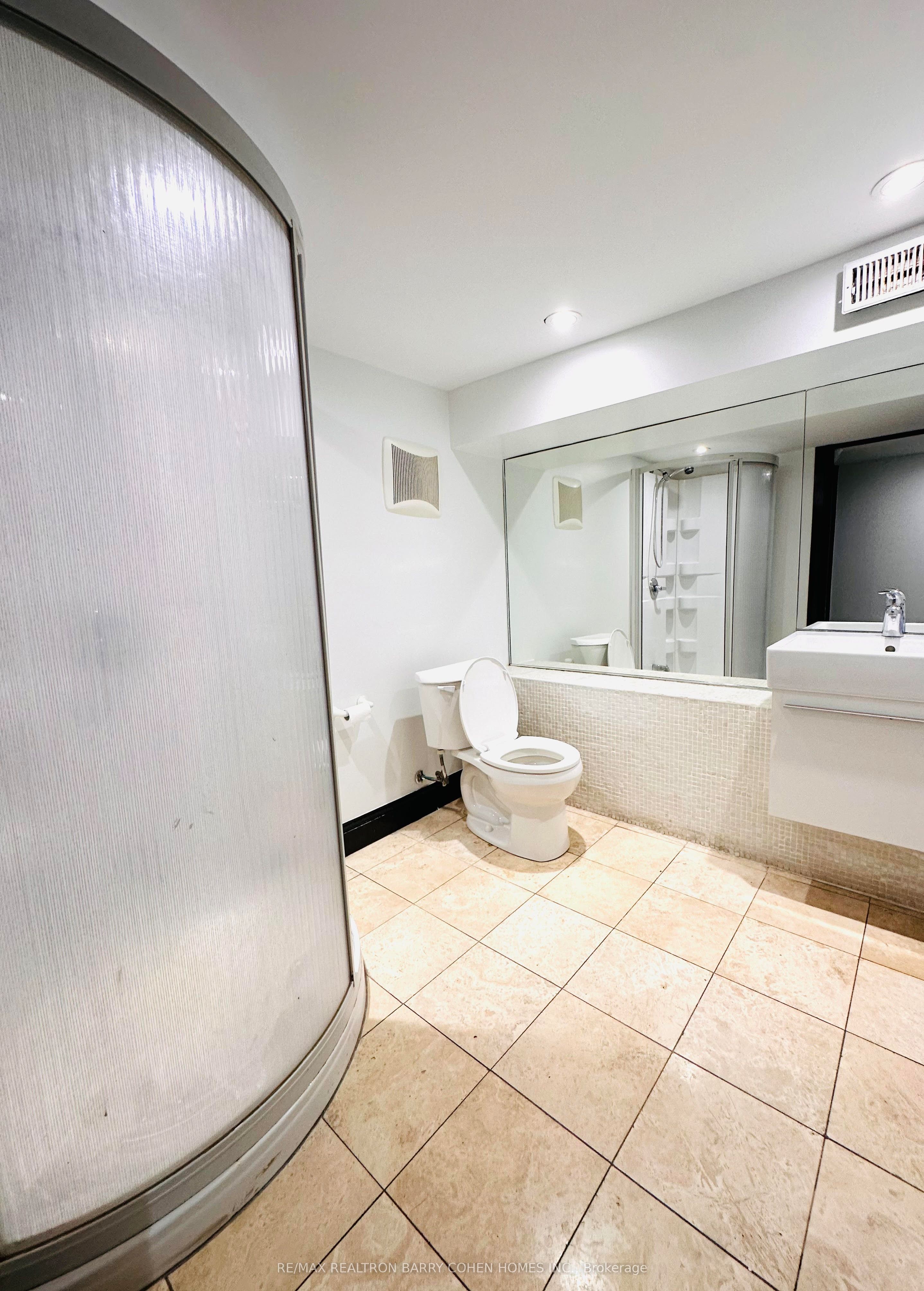 521 Queen Street Property Photo 3