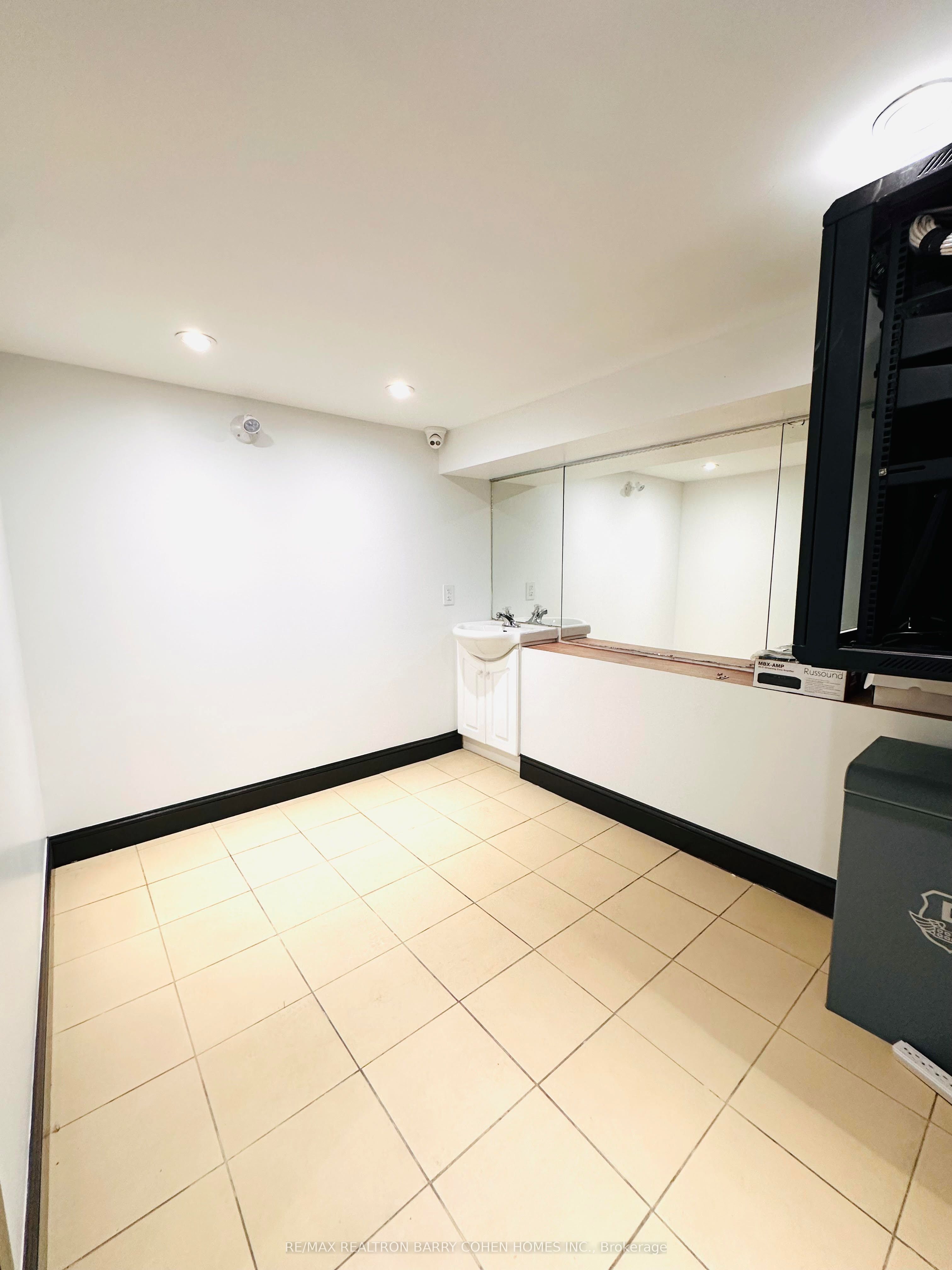 521 Queen Street Property Photo 8