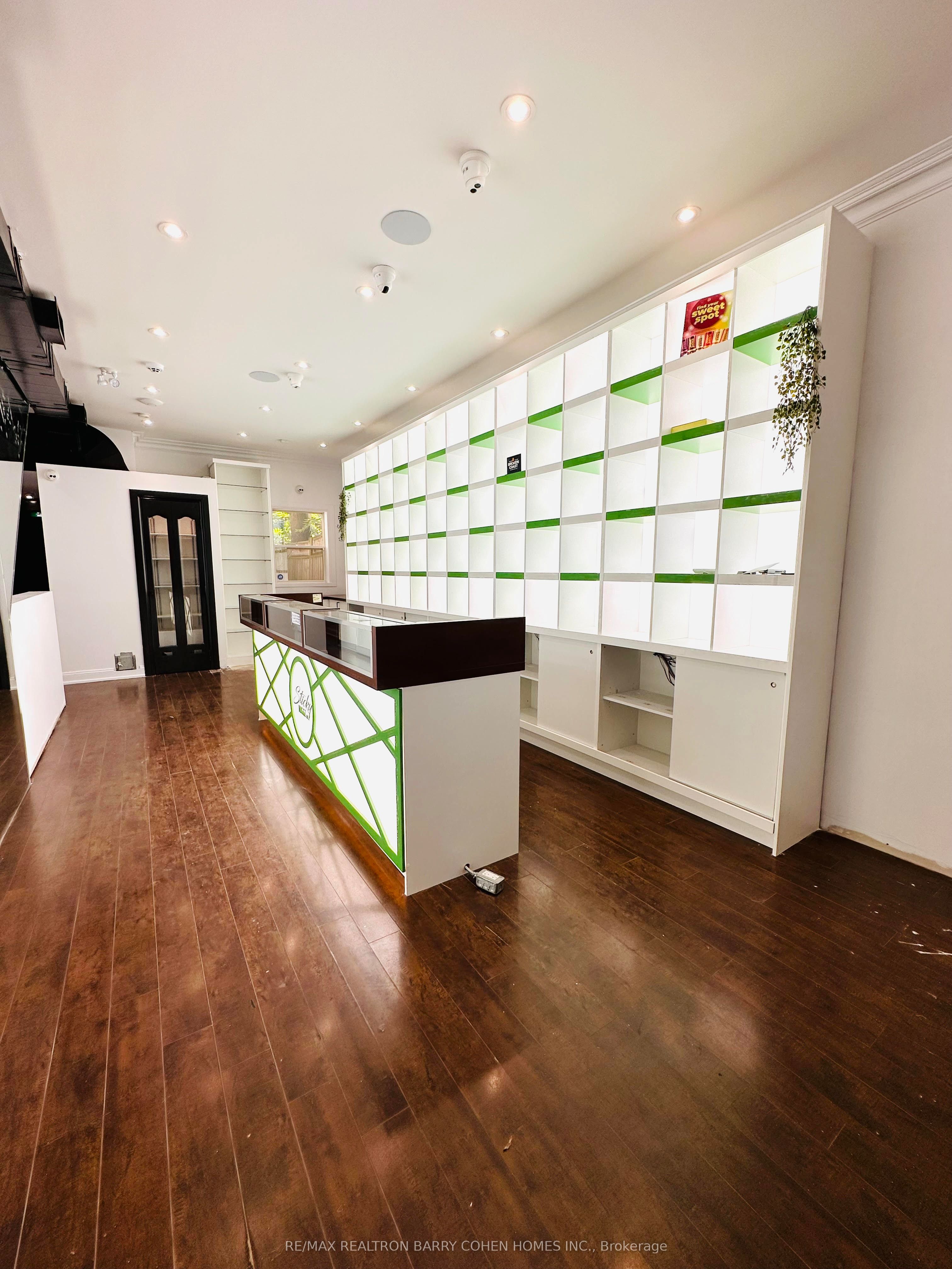 521 Queen Street Property Photo 9