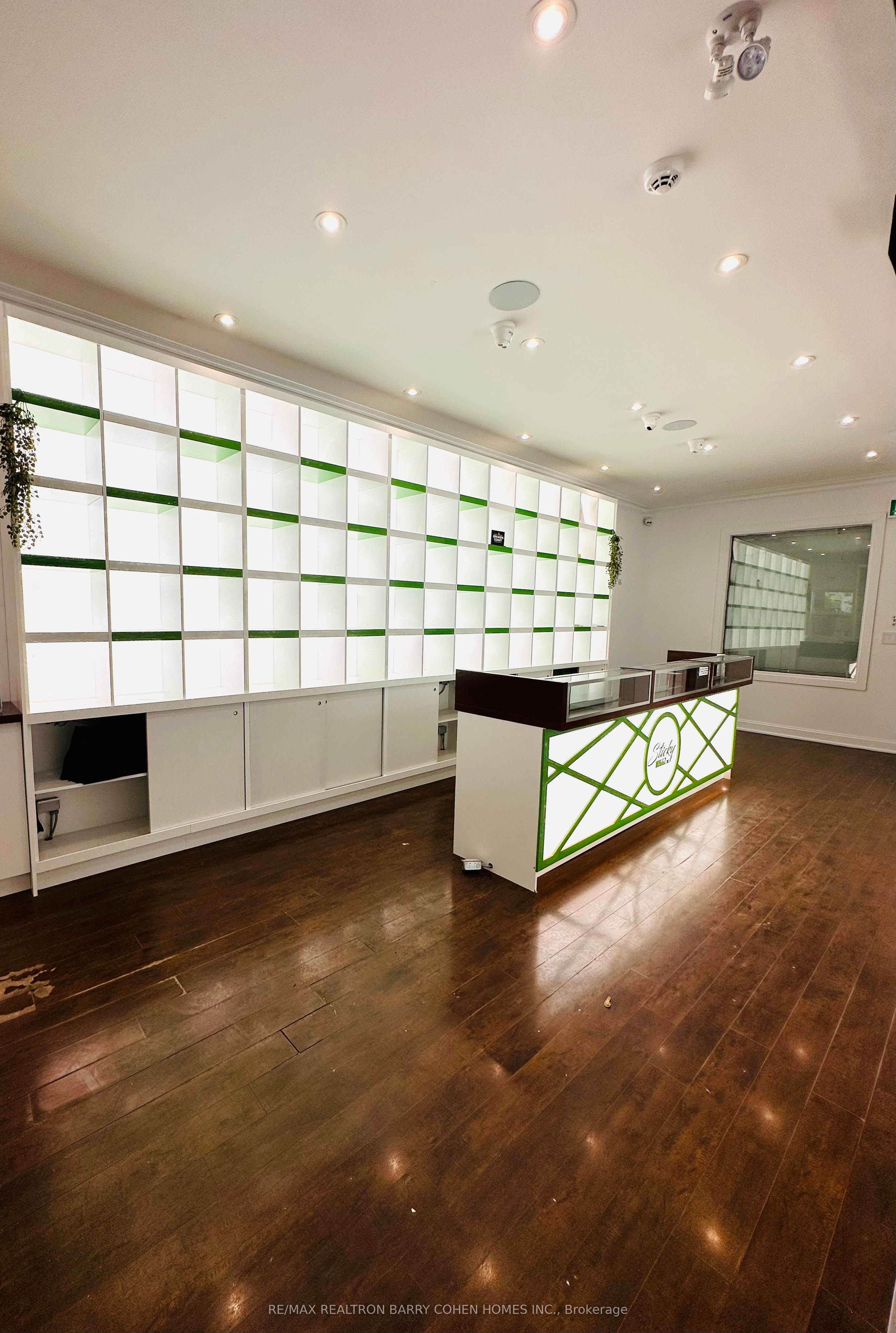 521 Queen Street Property Photo 10
