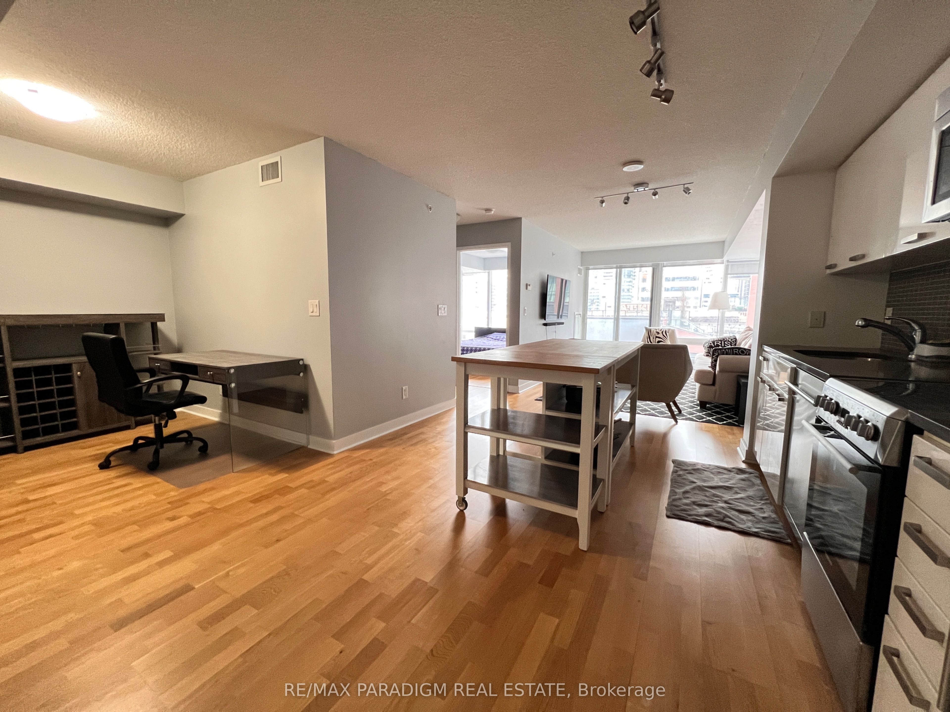 #806 - 295 Adelaide Street Property Photo 7
