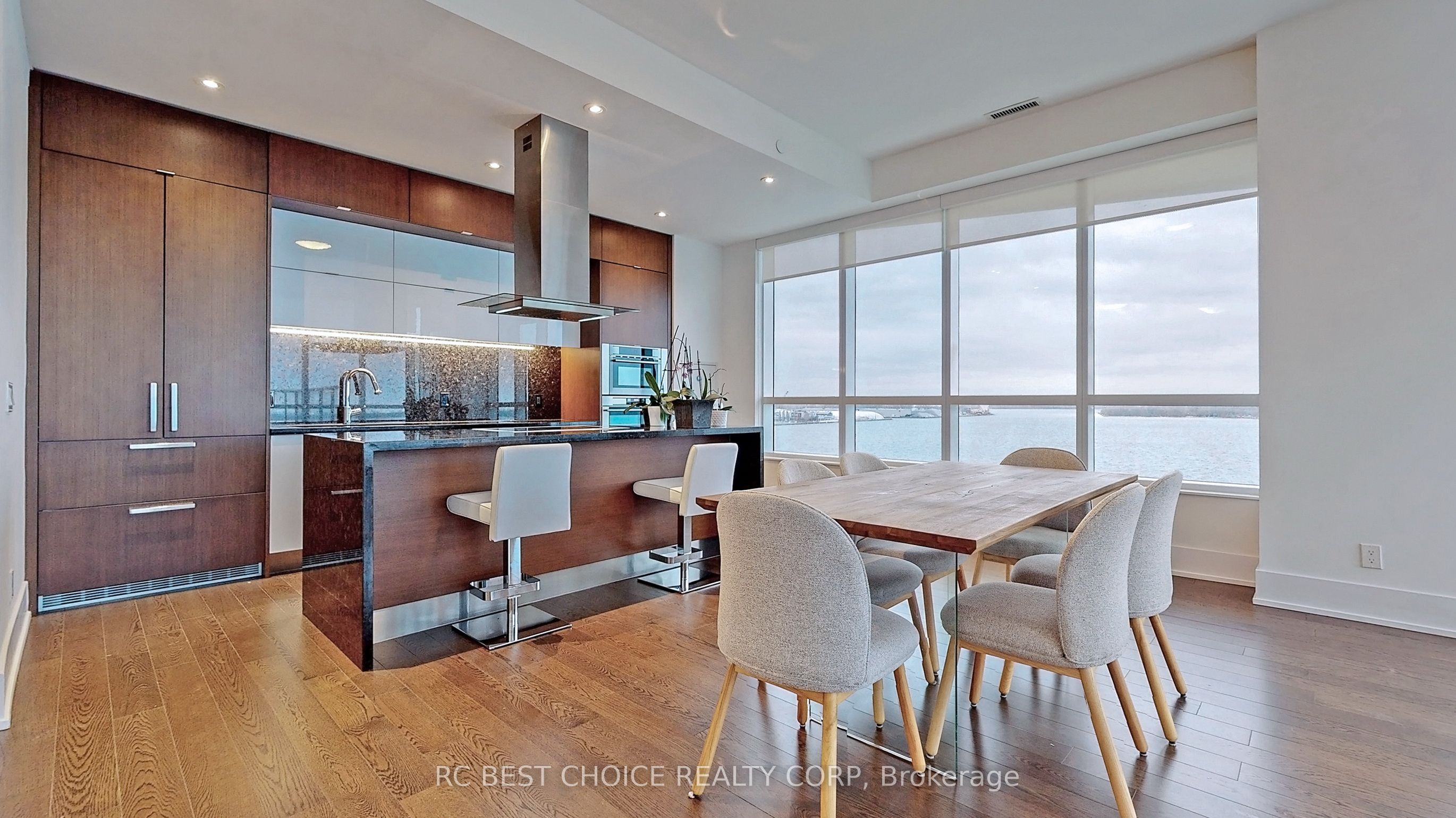 #723 - 55 Merchants' Wharf Street Property Photo 9