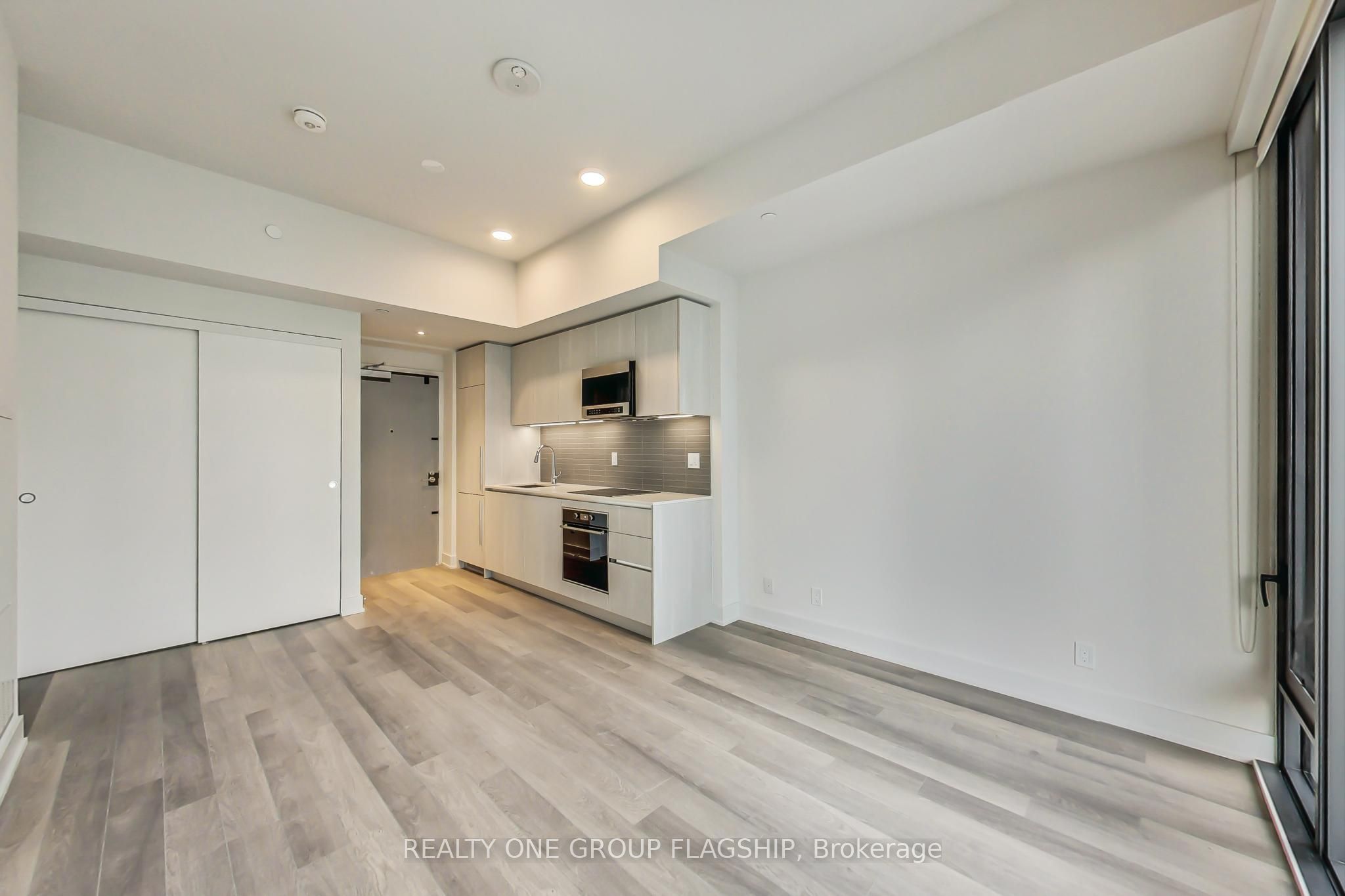 #701 - 8 Cumberland Street Property Photo 5