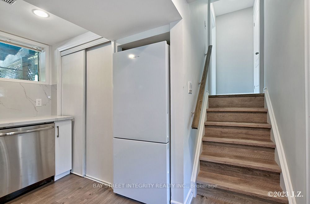 #lower - 27 Heathview Avenue Property Photo 6