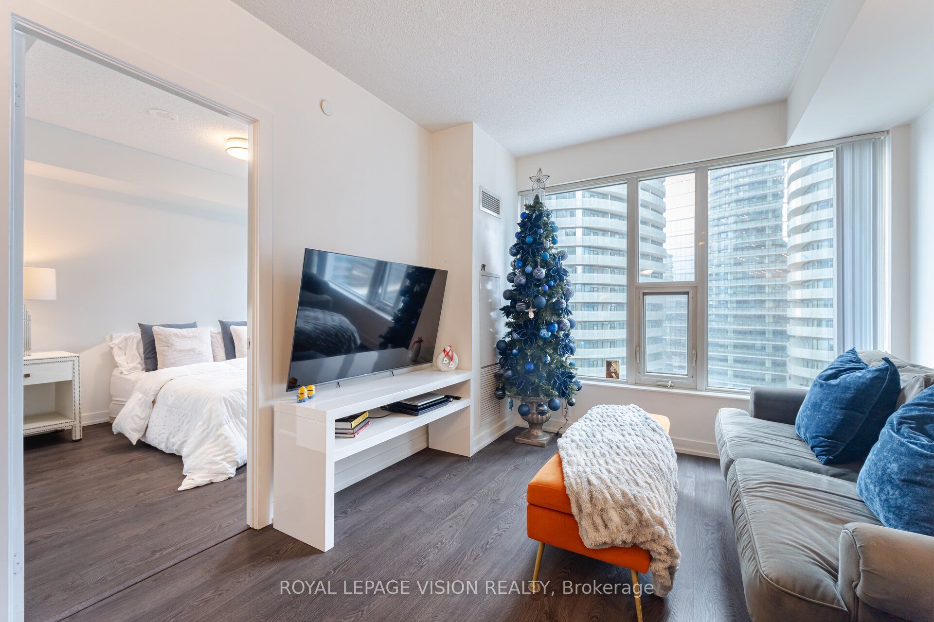 #2401 - 10 York Street Property Photo 18