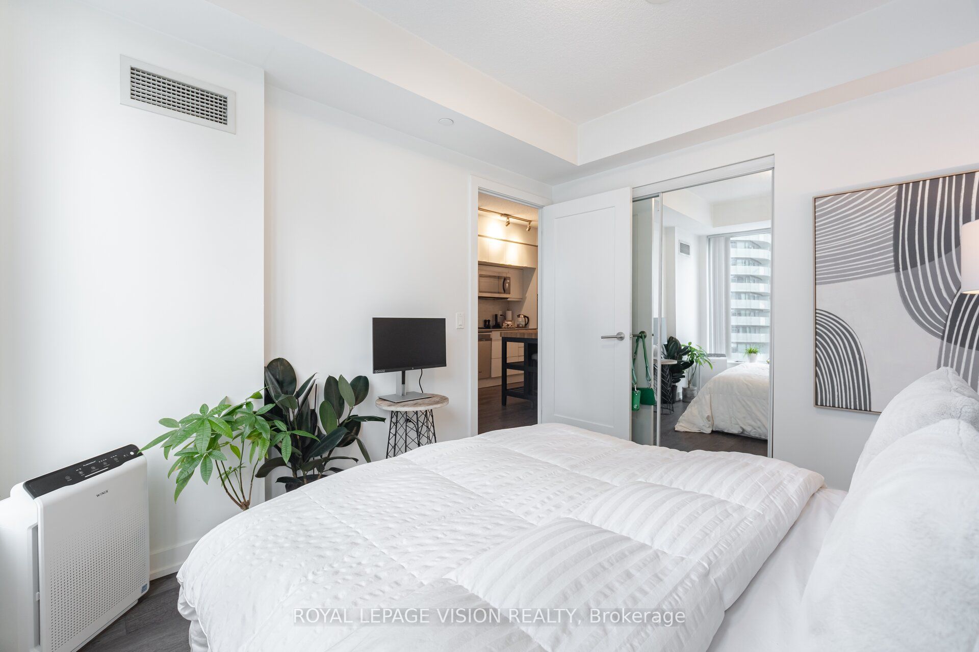 #2401 - 10 York Street Property Photo 24