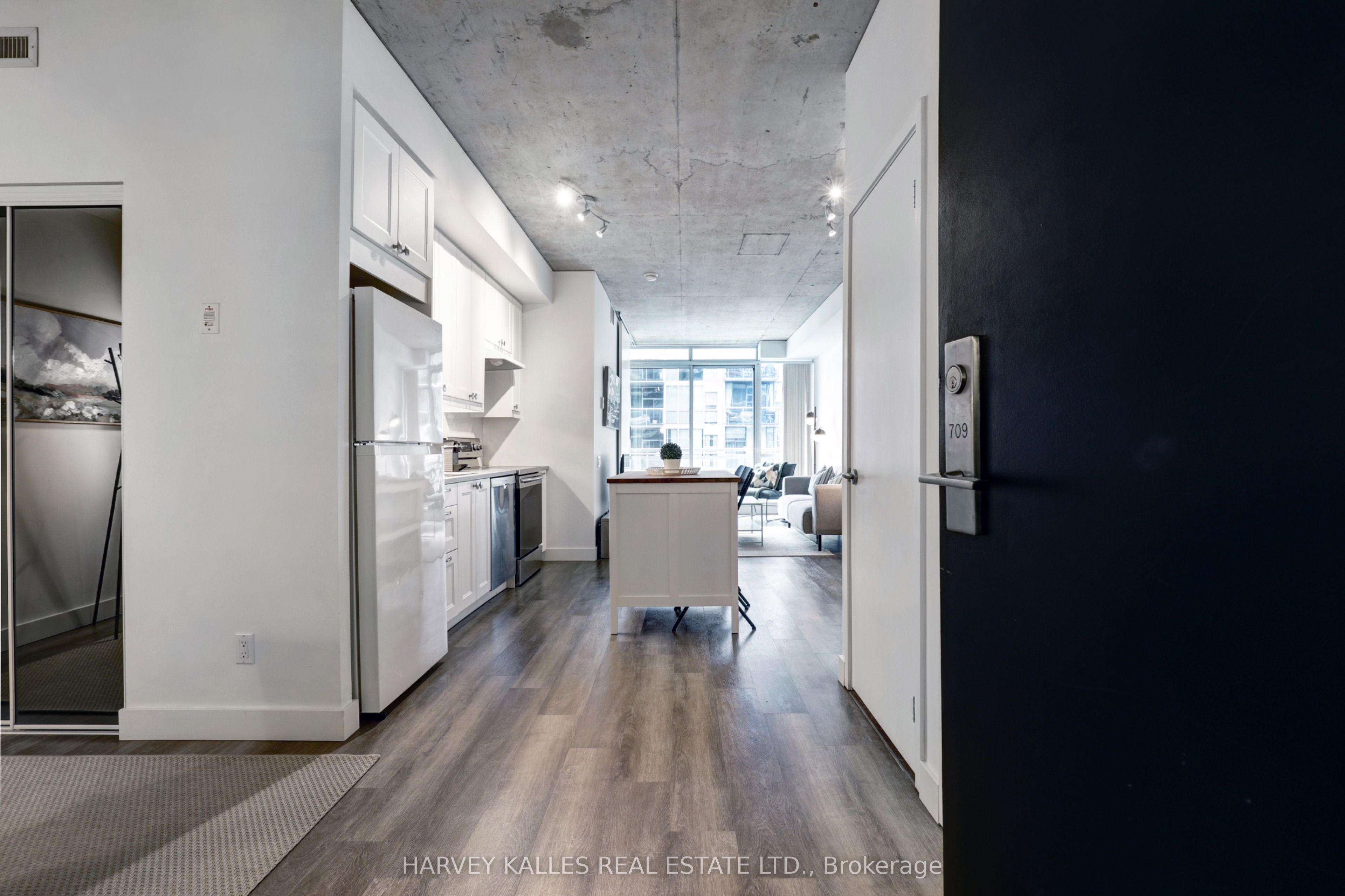 #709 - 38 Niagara Street Property Photo 2