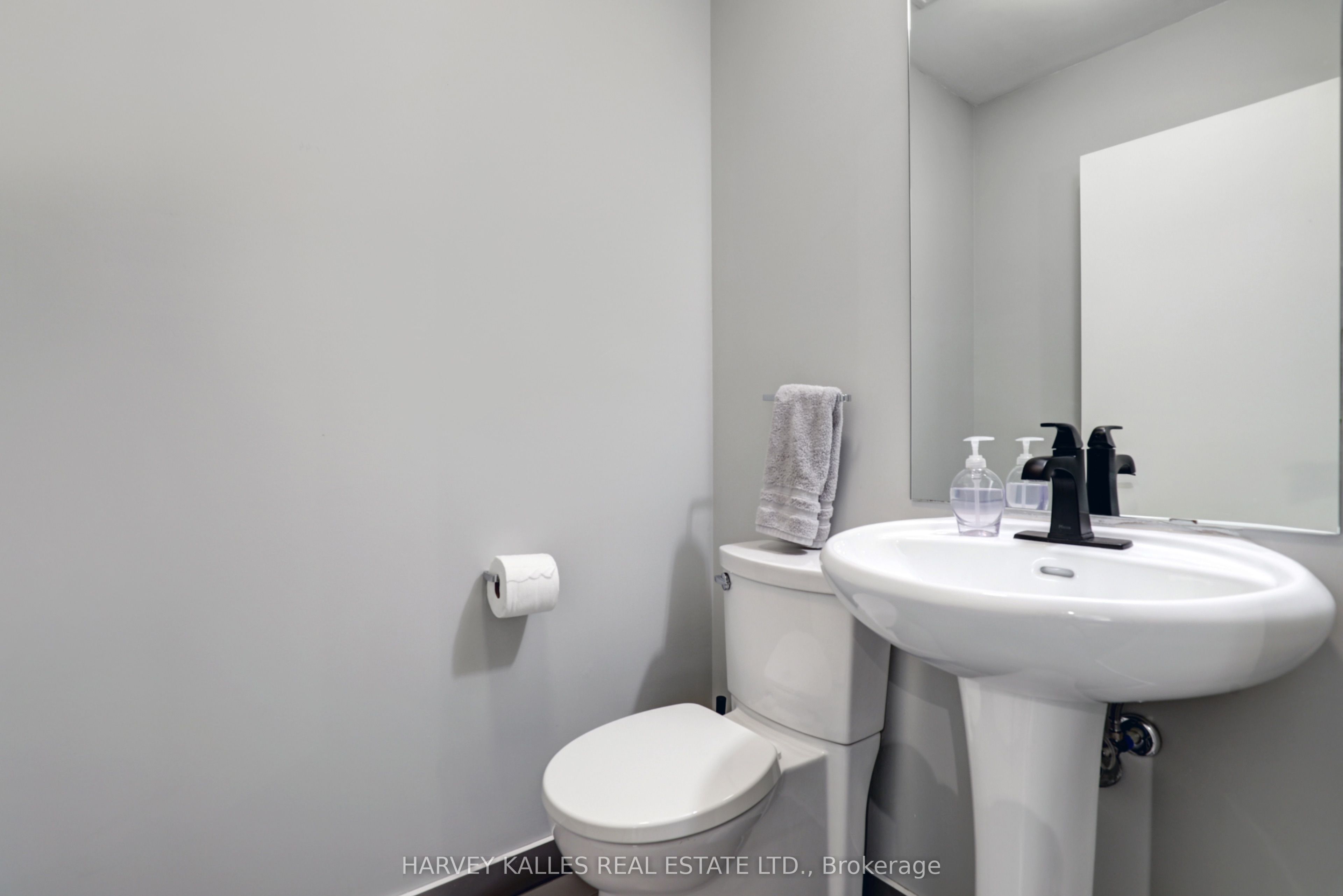 #709 - 38 Niagara Street Property Photo 6