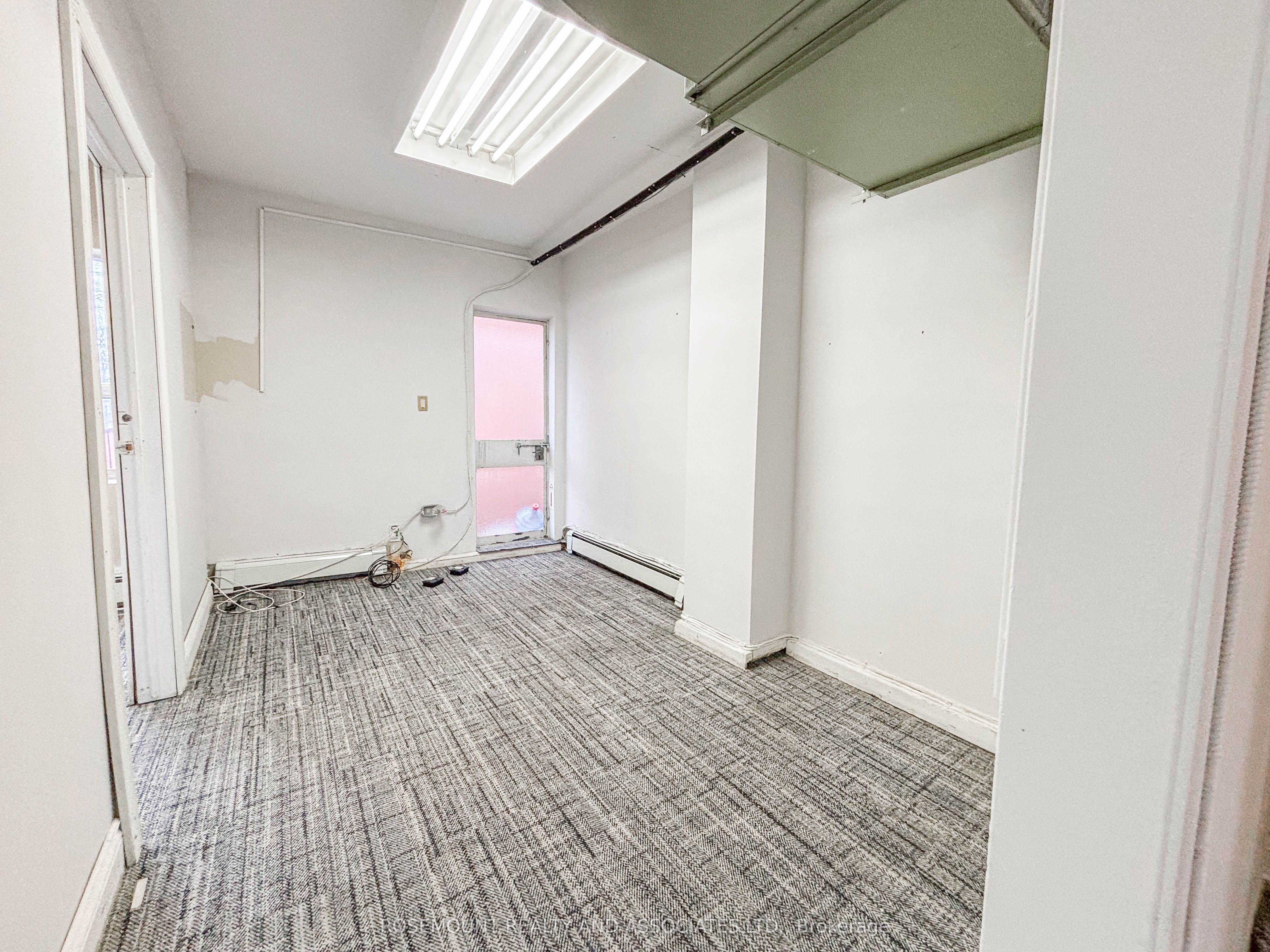 #upper - 641 Bloor Street Property Photo 13